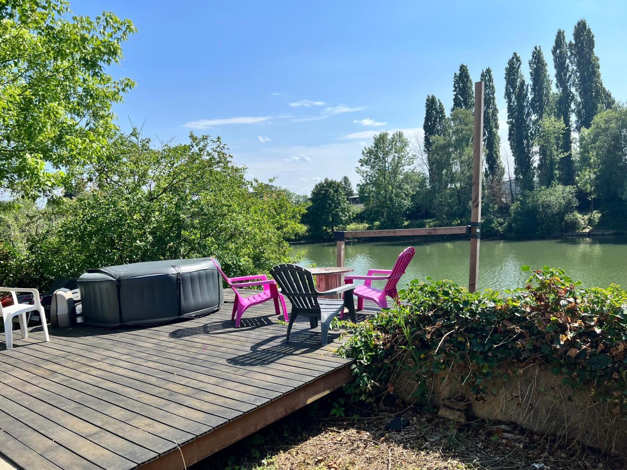 Loveroom En Bords De Meuse Floing Exteriör bild