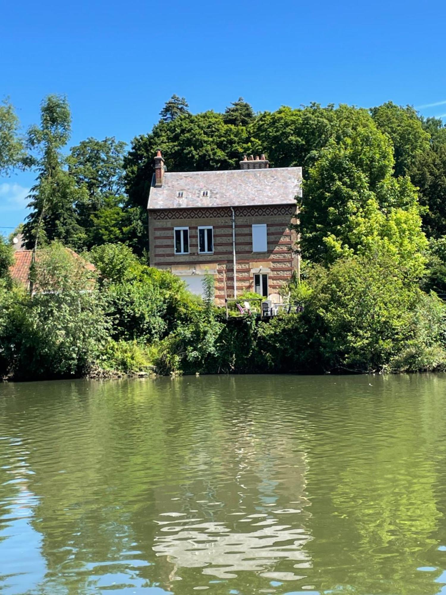Loveroom En Bords De Meuse Floing Exteriör bild